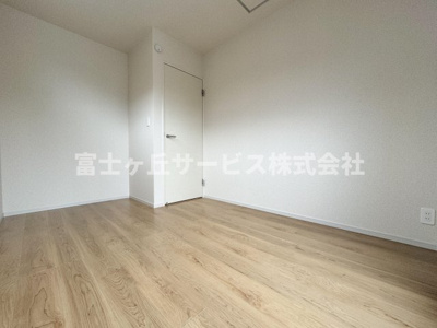 【洋室】 | 静岡市駿河区中島 20期 新築一戸建て 1号棟 | バルコニーに面した洋室です