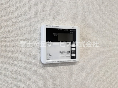 【発電・温水設備】 | 静岡市駿河区中島 20期 新築一戸建て 1号棟 | リビングからも操作ができて便利です