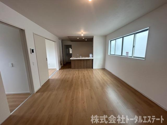 綾羅木本町5丁目新築一戸建（3号棟）の居間・リビング