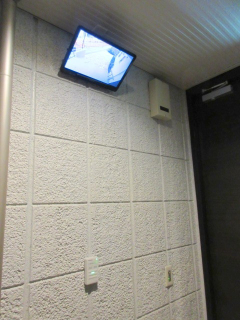 メゾンサンコウのエントランス|ＡＬＳＯＫキーをかざすとモニタ画面が分割されます