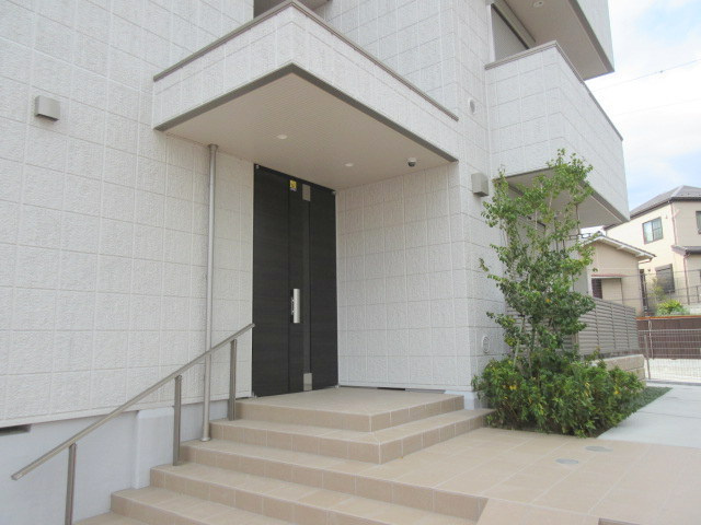 メゾンサンコウのエントランス|安心のオートロック・防犯カメラ