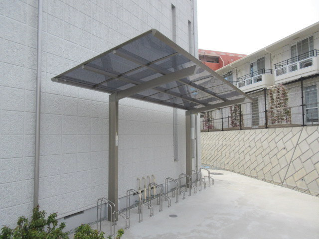 メゾンサンコウのその他共用部分|雨の日も安心　屋根付自転車置場
