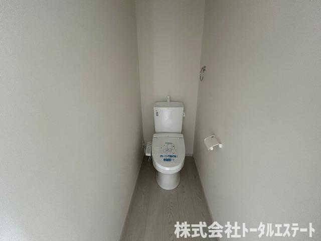 綾羅木本町5丁目新築一戸建（4号棟）のトイレ