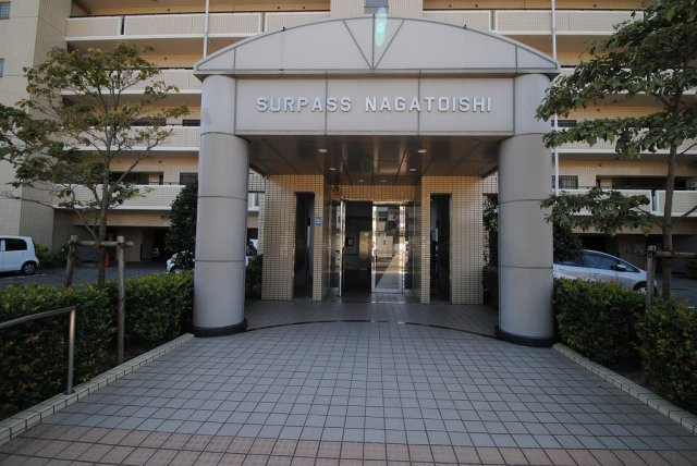 サーパス長門石のエントランス