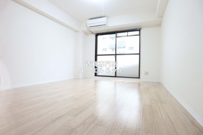 【居間・リビング】 | ラファイン江坂 | ゆったりとくつろげる、落ち着きのある居室空間です