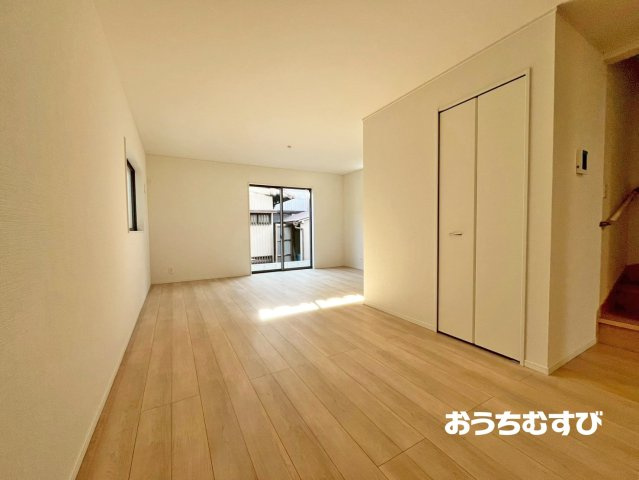 名東区神月町（全3棟）の居間・リビング