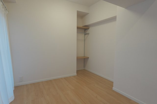 ユテライズ根岸の洋室