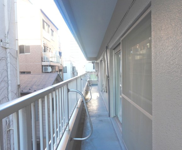 ユテライズ根岸のバルコニー