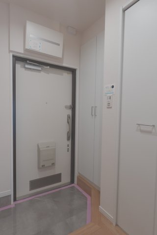 ユテライズ根岸の玄関