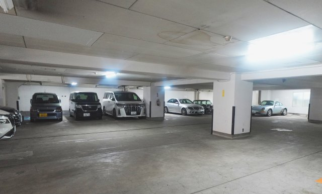 ユテライズ根岸の駐車場
