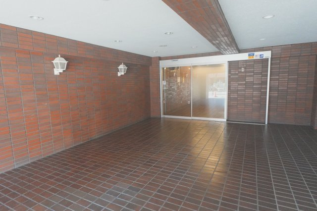 ユテライズ根岸のエントランス