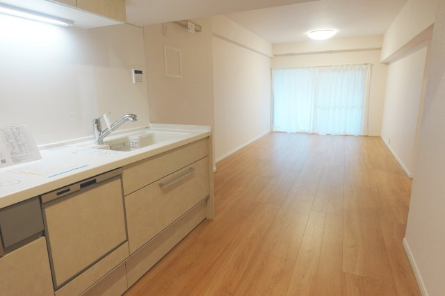 ユテライズ根岸の居間・リビング