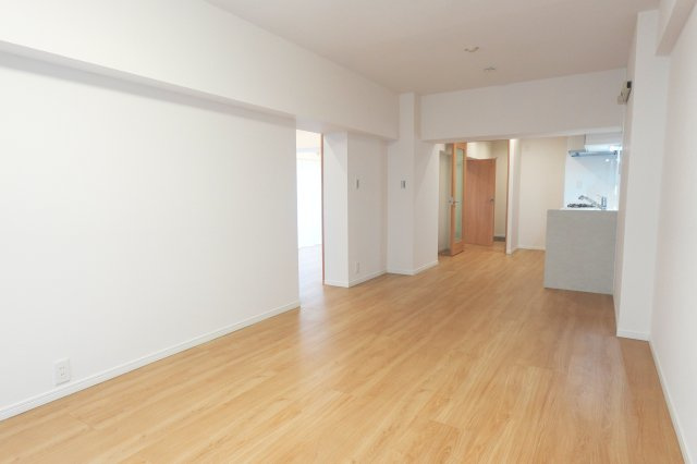 ユテライズ根岸の居間・リビング