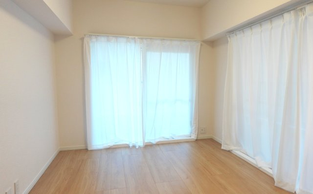 ユテライズ根岸の洋室