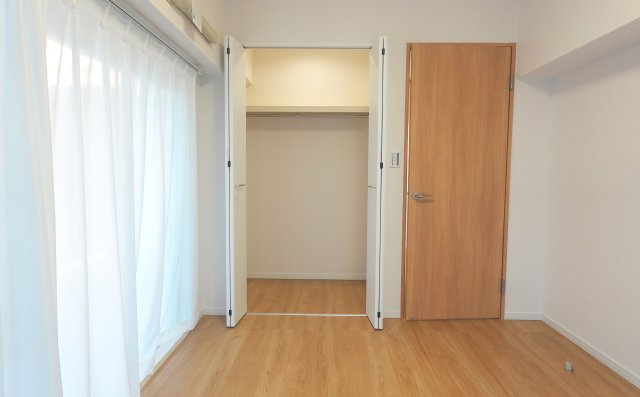 ユテライズ根岸の洋室