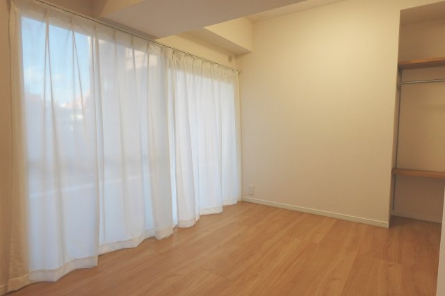 ユテライズ根岸の洋室