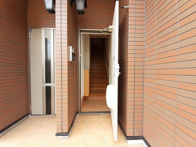 プレッソ　モルティの玄関