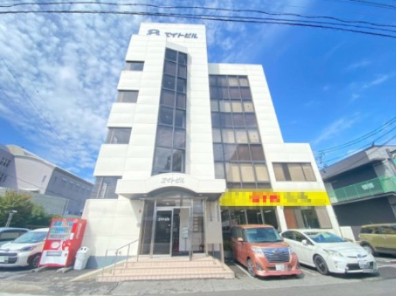 エイトビルの駐車場