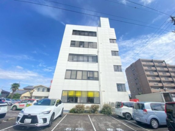 エイトビルの駐車場