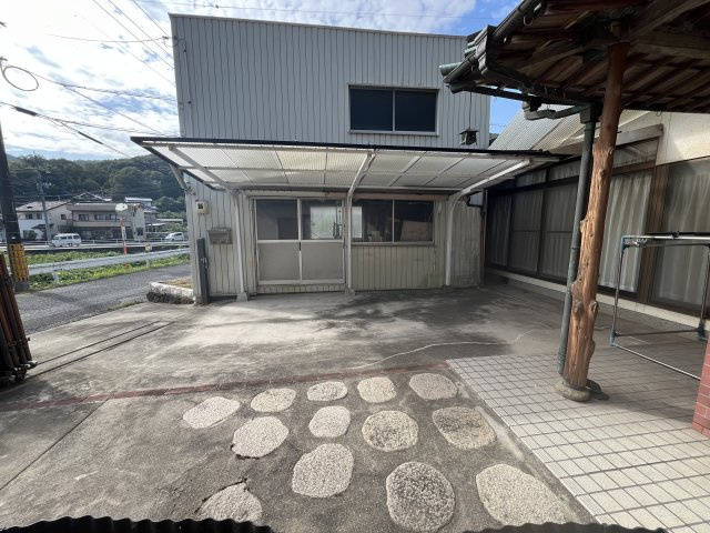 笠岡市笠岡　中古戸建の駐車場|カーポート付