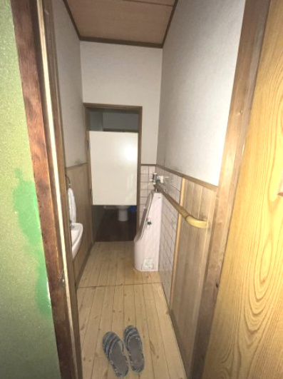 笠岡市笠岡　中古戸建のトイレ|手前は男子用小便器、奥には洋式トイレ（温水洗浄便座付）があります。