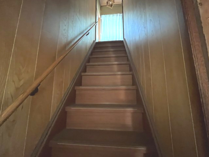 笠岡市笠岡　中古戸建の設備|手すり付階段