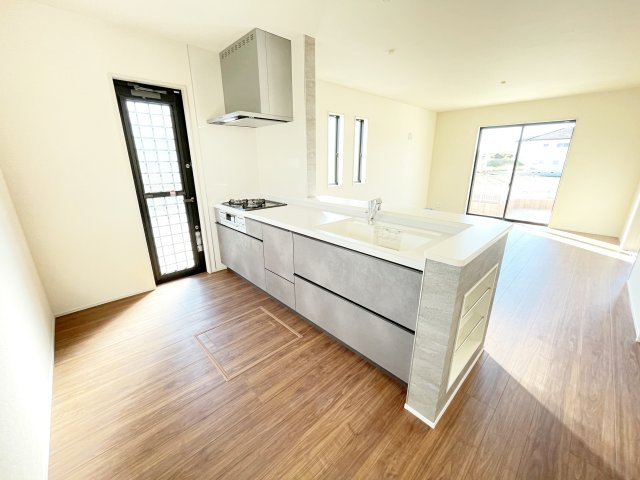 新築戸建・新築建売　大泉町寄木戸【長期優良住宅】西小・西中のキッチン|勝手口もついているのでゴミ出しする際便利です♪