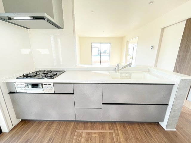 新築戸建・新築建売　大泉町寄木戸【長期優良住宅】西小・西中のキッチン|3口コンロなのでご飯を作りながらお弁当のおかずも作れて便利！