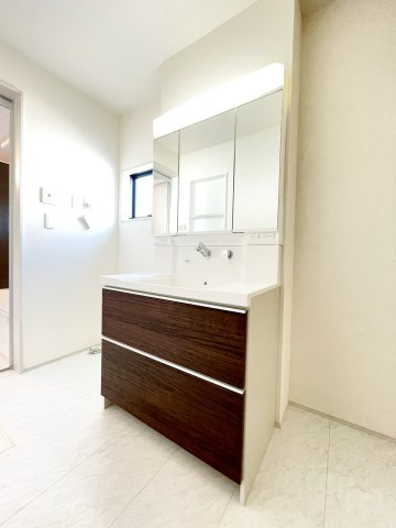 新築戸建・新築建売　大泉町寄木戸【長期優良住宅】西小・西中の独立洗面台|三面鏡タイプの独立洗面台で、身だしなみチェックも収納力も◎洗面まわりもすっきり清潔に保てます！