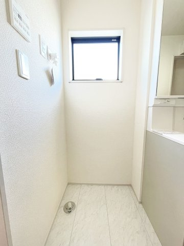 新築戸建・新築建売　大泉町寄木戸【長期優良住宅】西小・西中のランドリースペース|換気しやすい小窓付きで明るく清潔感のあるホワイト基調のランドリースペースです♪