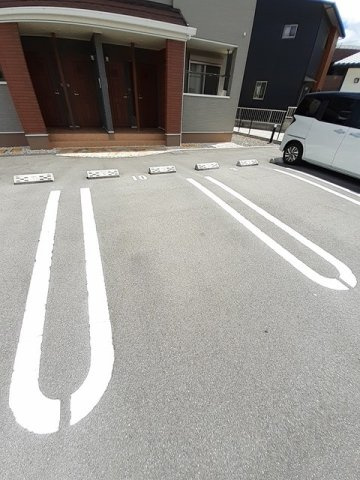 グッドライフ瀬戸Ａの駐車場