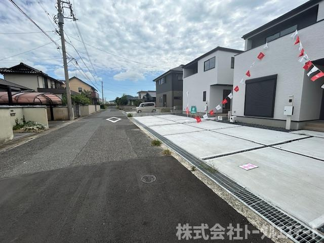 綾羅木本町5丁目新築一戸建（1号棟）の前面道路含む現地写真