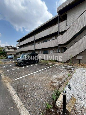 クロノス鶴瀬　の駐車場