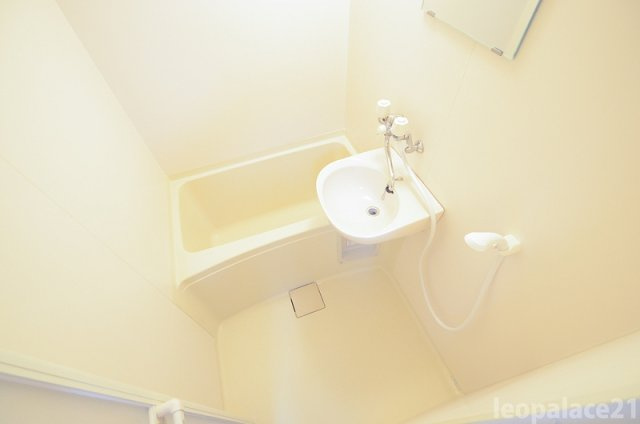 レオパレス泉の浴室|備品や設備仕様は号室等により異なります現地をご確認下さい。