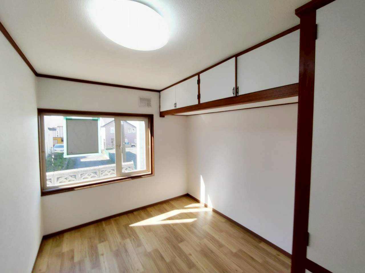 春採2丁目【100坪超え角地！】リフォーム済中古住宅の洋室|1階洋室5.5帖