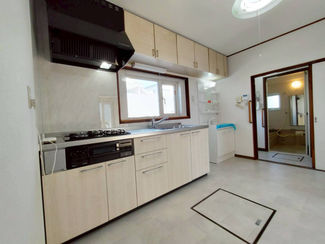 春採2丁目【100坪超え角地！】リフォーム済中古住宅のキッチン|新品に入れ替えました