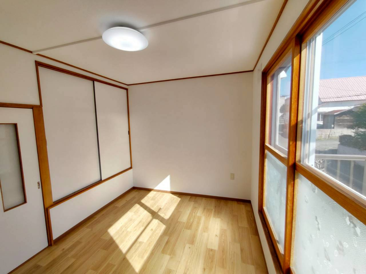 春採2丁目【100坪超え角地！】リフォーム済中古住宅の洋室|2階洋室6帖①