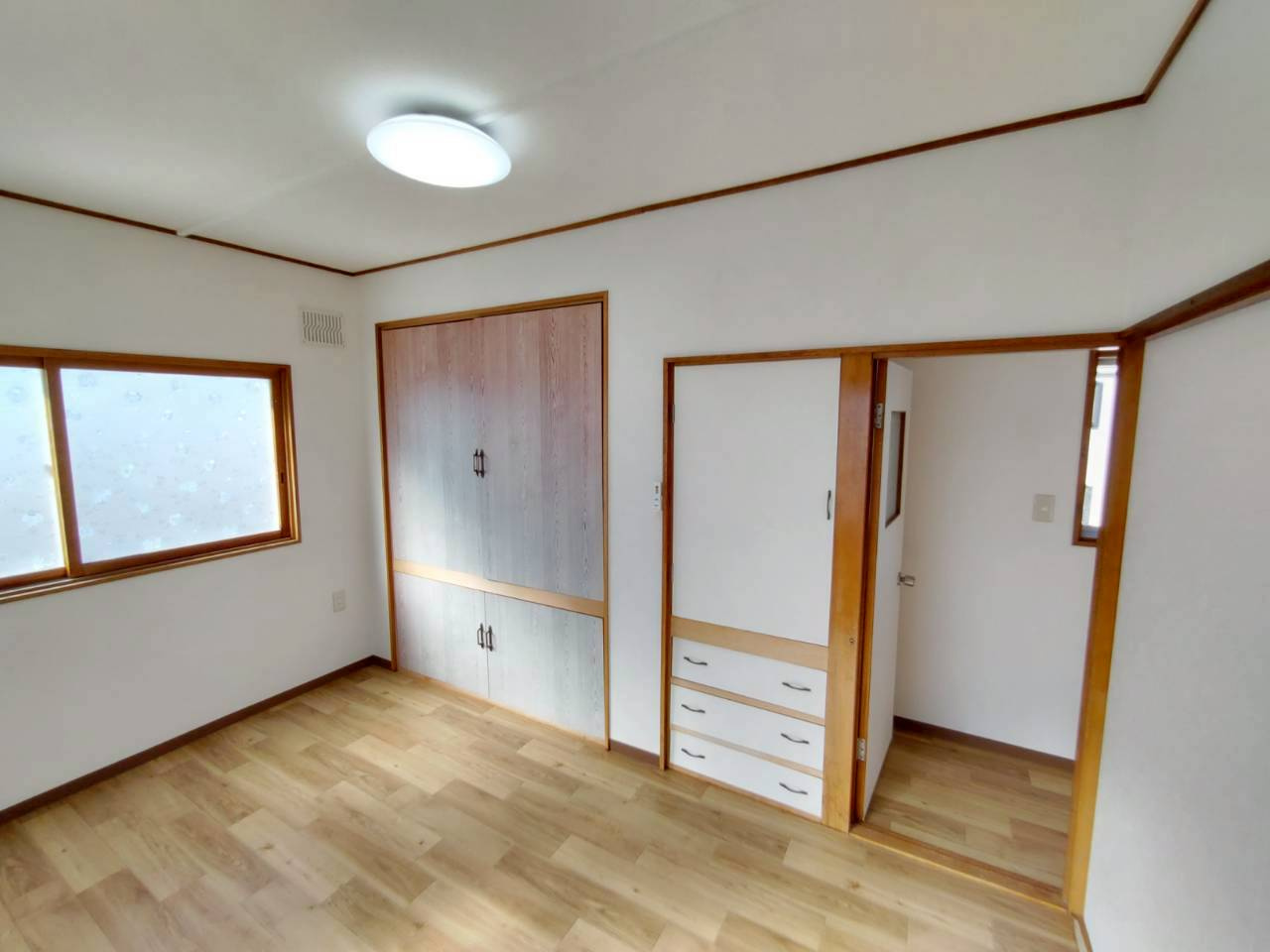 春採2丁目【100坪超え角地！】リフォーム済中古住宅の洋室|2階洋室6帖②