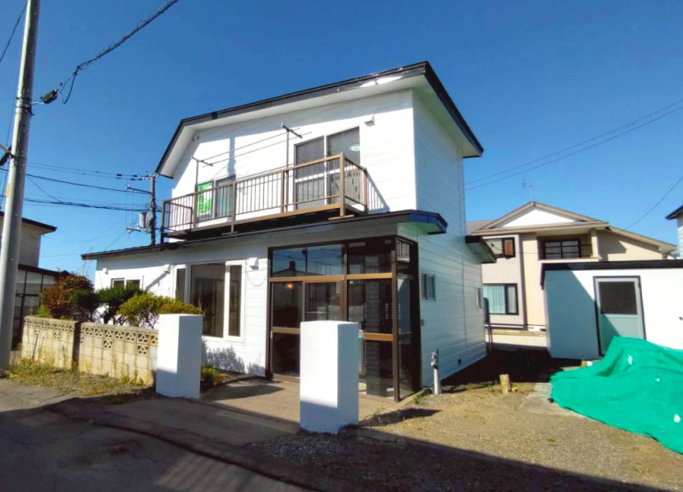 春採2丁目【100坪超え角地！】リフォーム済中古住宅の外観