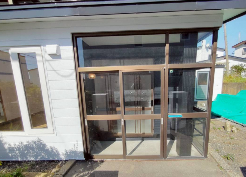 春採2丁目【100坪超え角地！】リフォーム済中古住宅の玄関|風除室