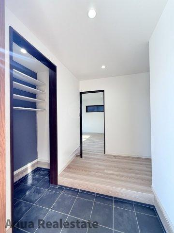 丸亀市土器町西４丁目の新築一戸建の玄関