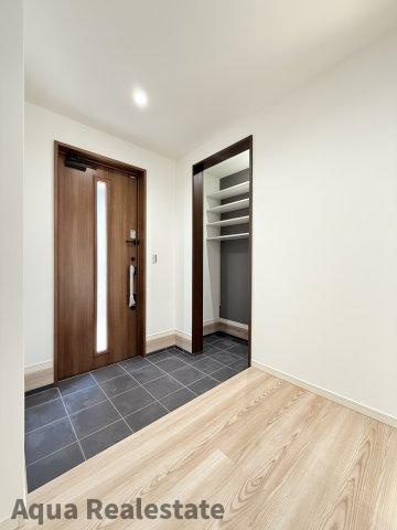 丸亀市土器町西４丁目の新築一戸建の玄関