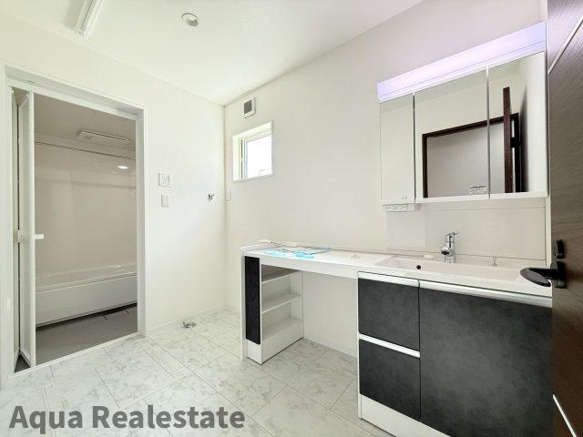 丸亀市土器町西４丁目の新築一戸建の独立洗面台