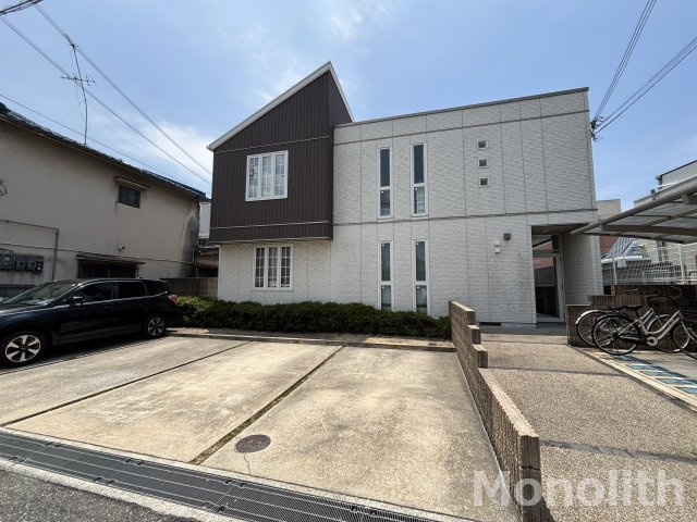 シャーメゾンからたちの駐車場