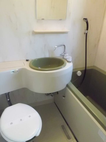 シティハイム　本郷台Ａの洗面所|清潔感のある３点ユニット式バスルーム