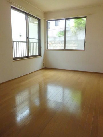 シティハイム　本郷台Ａの居間・リビング|２Ｆ角部屋２面採光　明るい洋室８．５帖