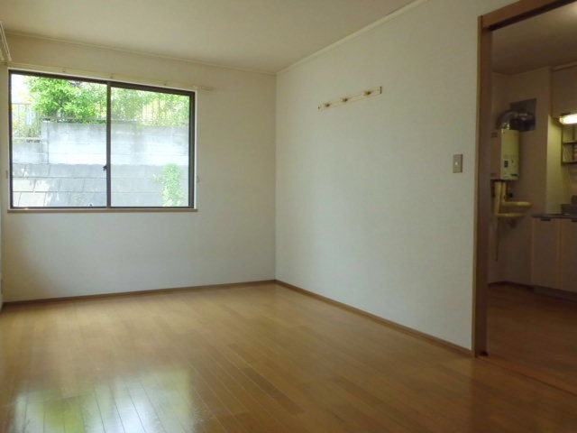 シティハイム　本郷台Ａの居間・リビング|明るいフローリングの洋室　ゆったり８．５帖