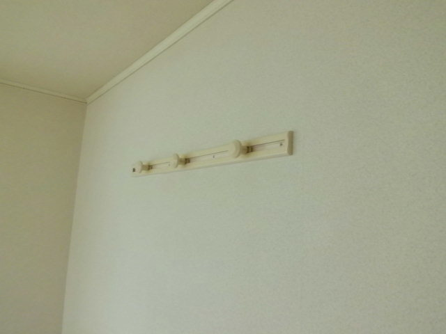 シティハイム　本郷台Ａの寝室|ハンガーレール付きでコートなどをかけることができます