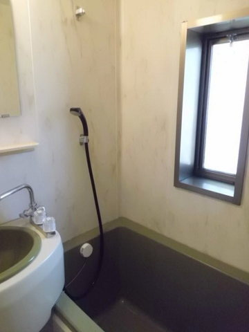 シティハイム　本郷台Ａの浴室|窓付きの明るいバスルーム