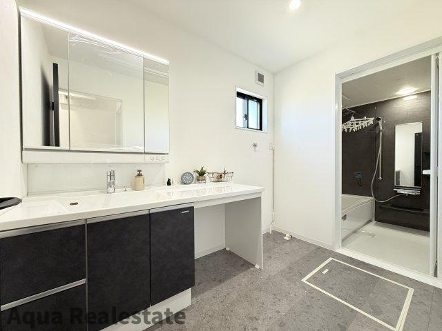 仲多度郡多度津町大字三井の新築一戸建の独立洗面台|独立洗面台、小物を置くことができて便利です